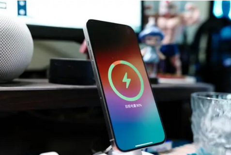 九所镇苹果15换屏服务分享用什么充电器给iPhone15充电更好 